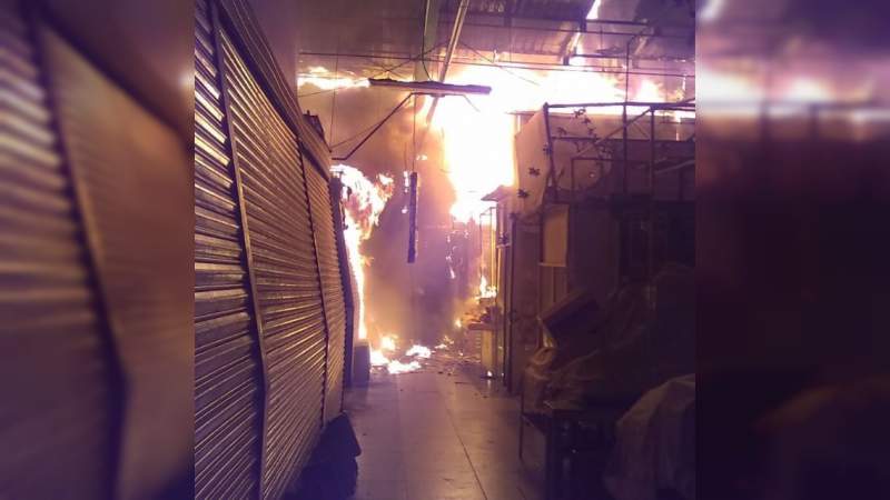 Más de 300 locales quemados en incendio en el Mercado de San Cosme - Foto 1 