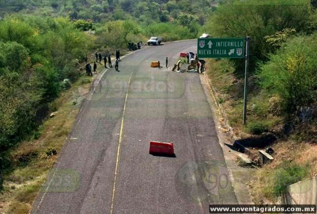 Localizan dos cadáveres maniatados en carretera de Arteaga, Michoacán 