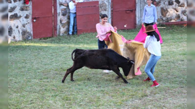 Varias jovencitas echaron capa alalimón ante vaquillas bravas en Lagunillas, Michoacán - Foto 0 