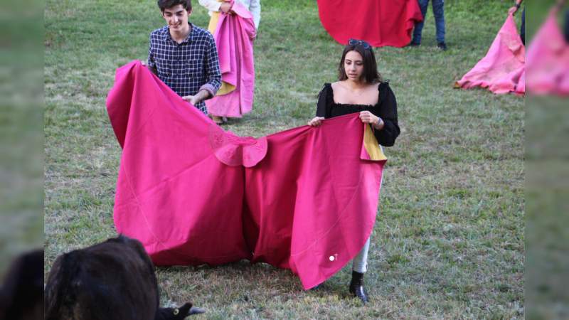 Varias jovencitas echaron capa alalimón ante vaquillas bravas en Lagunillas, Michoacán - Foto 1 