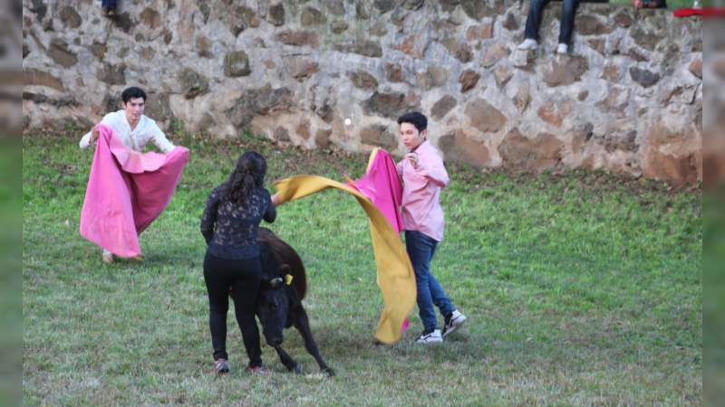 Varias jovencitas echaron capa alalimón ante vaquillas bravas en Lagunillas, Michoacán - Foto 2 