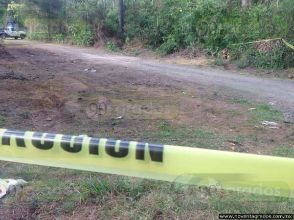 Localizan a mujer asesinada sobre la carretera en Uruapan - Foto 1 