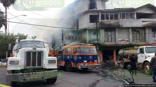 Incendio consume varios negocios en Tocumbo - Foto 1 