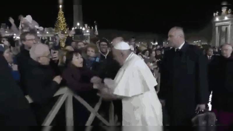 Papa Francisco se disculpa por manotear a una feligresa 