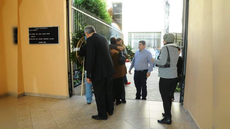 En Coahuila y Durango se realizan funerales de maestra y alumno del Colegio Cervantes - Foto 1 