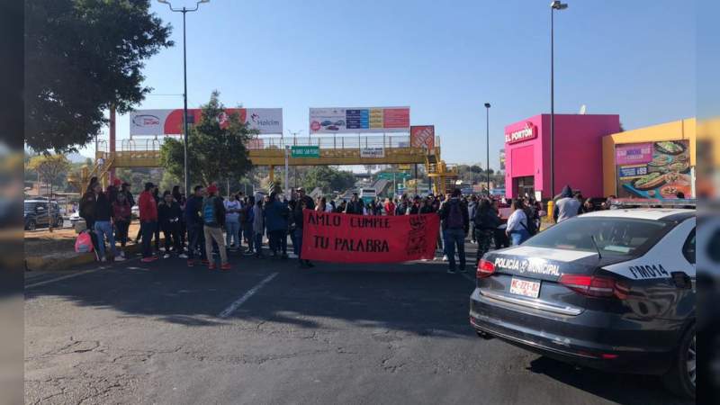 Normalistas bloquean Calzada La Huerta en Morelia 