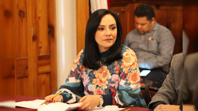 Adriana Hernández sobresale en encuesta para Gobernadora, con respaldo de la población y priistas 