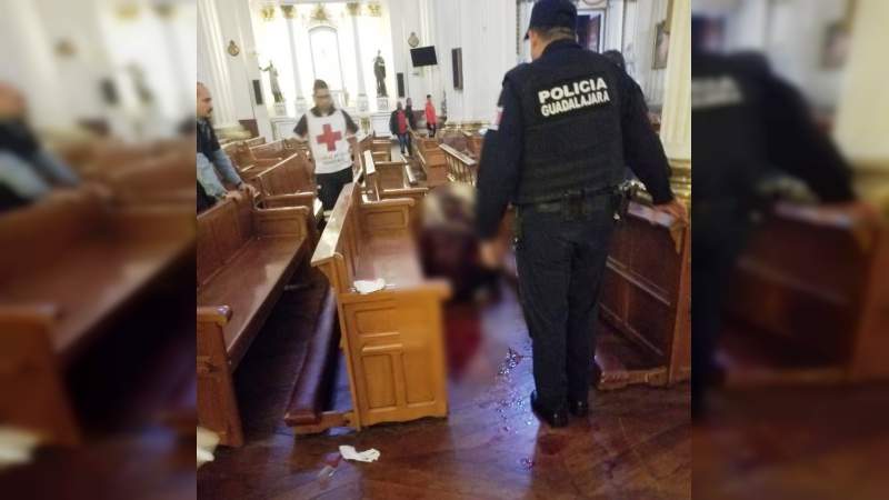 Hombre se corta el cuello para quitarse la vida, dentro de la Catedral de Guadalajara - Foto 0 