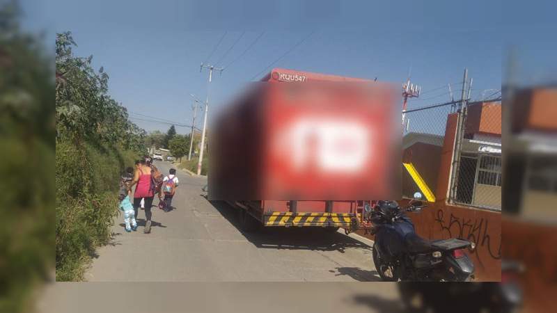 Detienen a dos normalistas por saqueos a camiones repartidores, en Morelia 