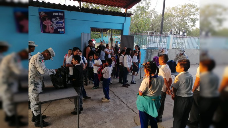 Arranca en Escuelas de Apatzingán, operativo “Mochila Segura”, la revisión está a cargo de la Guardia Nacional  