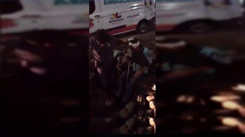 Adulto mayor, hospitalizado tras caer a un hoyo abierto por obra del Ayuntamiento de Apatzingán - Foto 1 