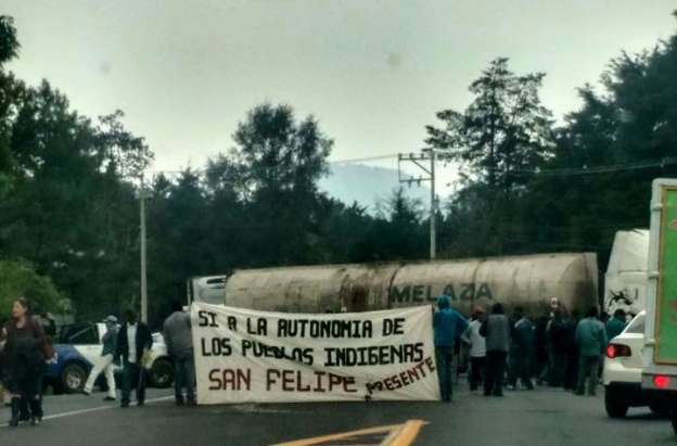 Indígenas bloquean carretera en Michoacán - Foto 0 