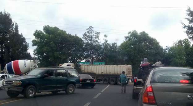 Indígenas bloquean carretera en Michoacán - Foto 1 