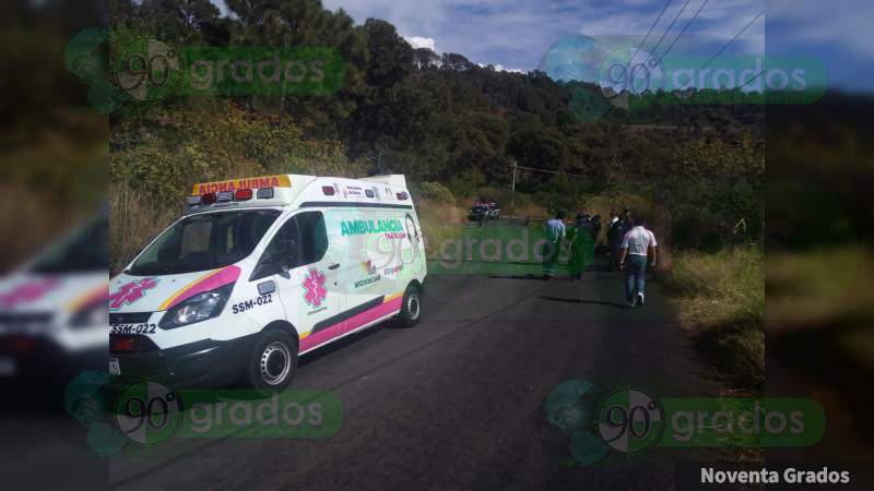 Ambos caen a un barranco luego de que motociclista se derrapa y camioneta trata evitar chocarlo en Uruapan, Michoacán  