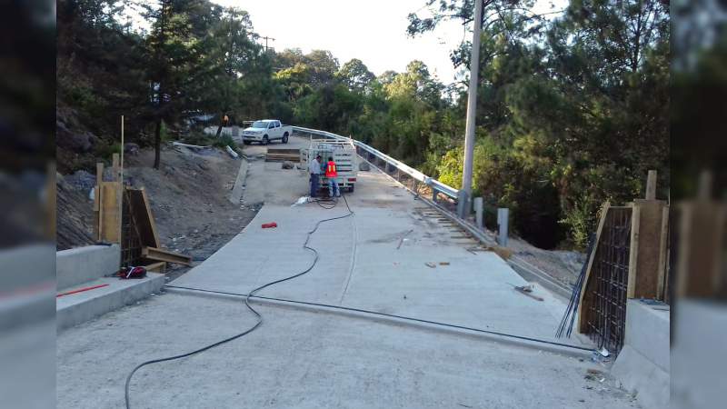 Construye SCOP puente vehicular en Donaciano Ojeda, municipio de Zitácuaro 