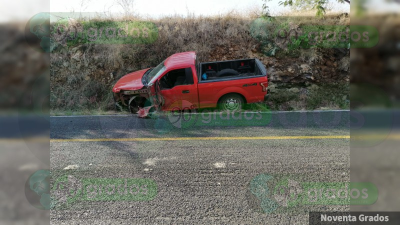 Choque en la carretera Apatzingán – Acahuato deja un muerto y dos heridos - Foto 1 