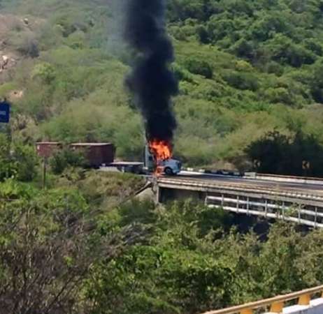Sicarios derriban helicóptero, tres militares mueren; narcobloqueos se extienden a Colima y Guanajuato - Foto 3 