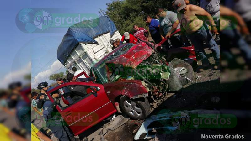 Cuatro heridos graves tras carambola en la carretera en Buenavista, Michoacán 