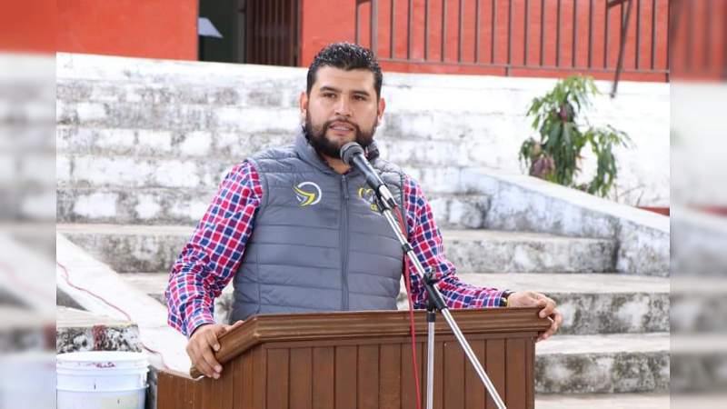 Octavio Ocampo continúa recorrido en escuelas y entrega mobiliario, así como apoyos 