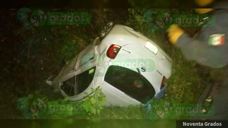 Abandonan auto volcado en Zitácuaro - Foto 0 