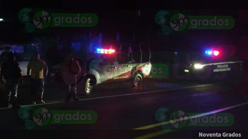 Abandonan auto volcado en Zitácuaro - Foto 1 