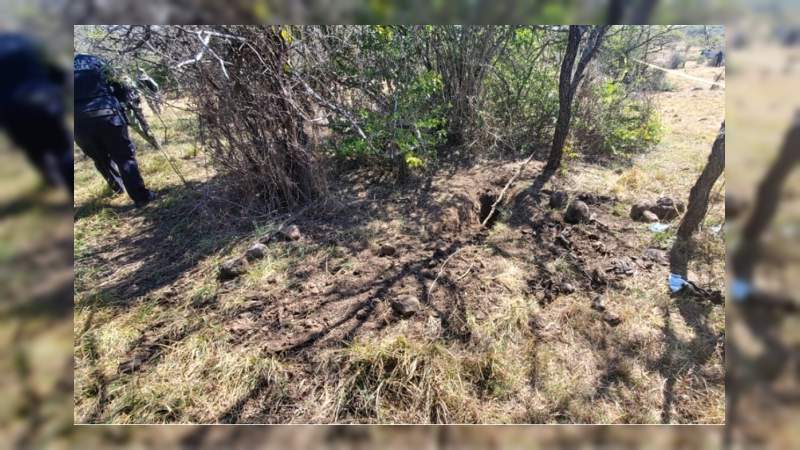 Encuentran dos cadáveres y una osamenta en fosa clandestina en Sahuayo 
