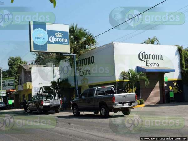 Atracan tienda de autoservicio en Apatzingán; se llevan 25 mil pesos - Foto 1 
