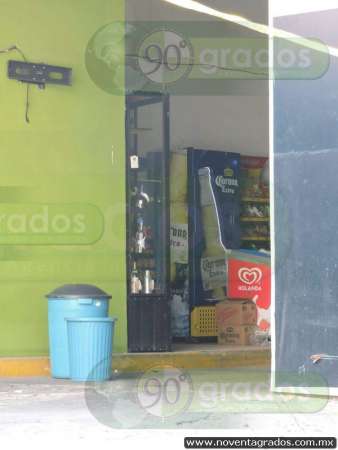 Atracan tienda de autoservicio en Apatzingán; se llevan 25 mil pesos - Foto 2 