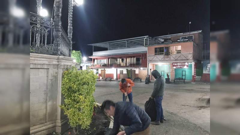 Trabajadores del ayuntamiento de Tingambato, realizaron limpieza en plaza y calles en fiestas patronales - Foto 0 