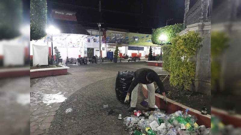 Trabajadores del ayuntamiento de Tingambato, realizaron limpieza en plaza y calles en fiestas patronales - Foto 1 