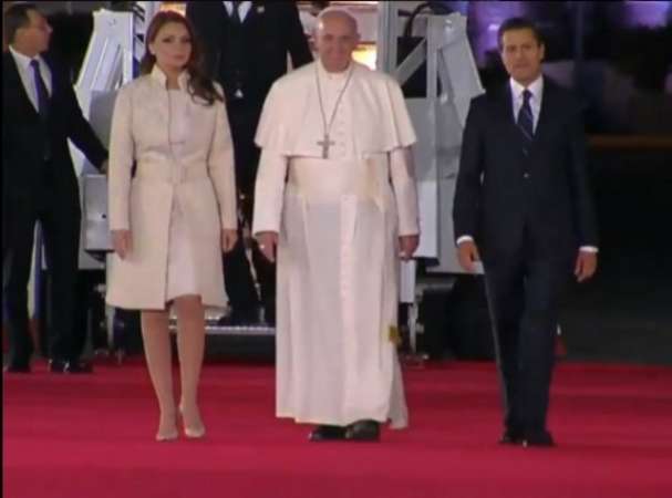 Peña Nieto recibe en el Aeropuerto al Papa Francisco - Foto 1 