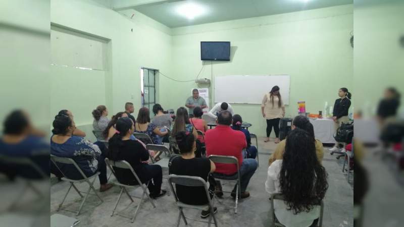Capacitan a padres de familia de la Primaria Epitacio Huerta sobre crianza positiva de los hijos - Foto 0 