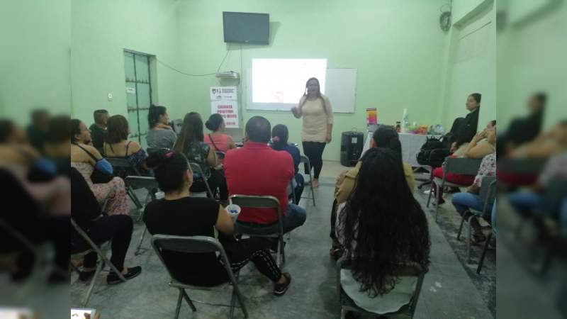 Capacitan a padres de familia de la Primaria Epitacio Huerta sobre crianza positiva de los hijos - Foto 1 