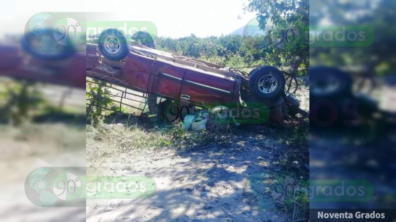 Vuelca camioneta con limoneros en Buenavista: Dos mujeres muertas y 15 heridos - Foto 0 