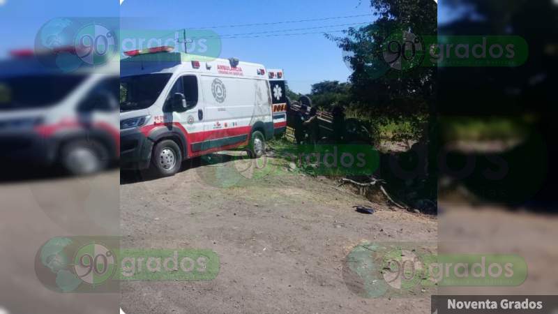 Vuelca camioneta con limoneros en Buenavista: Dos mujeres muertas y 15 heridos - Foto 2 