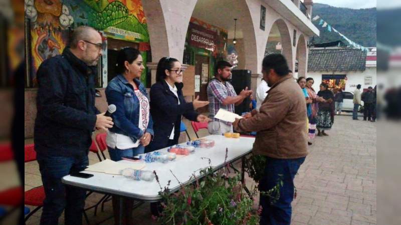 Entrega IEM nombramientos a integrantes de consejo comunal indígena de Arantepacua - Foto 1 