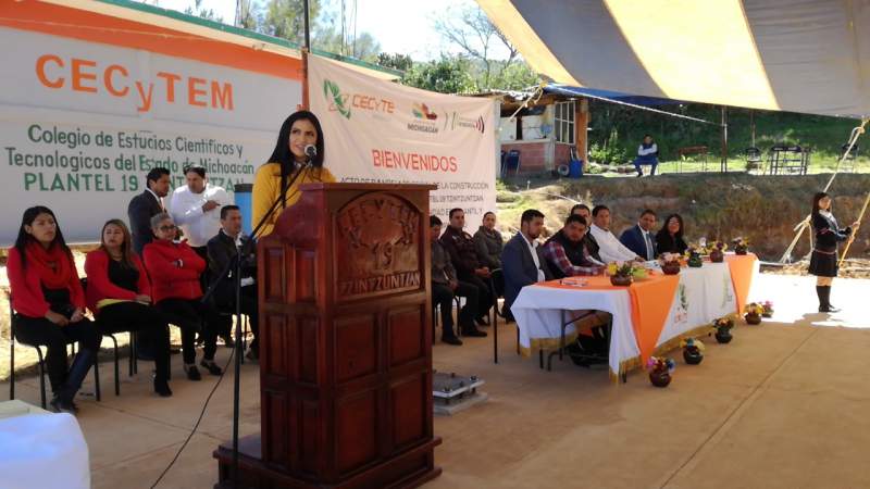 Araceli Saucedo y autoridades dan banderazo a construcción de techumbre en CECyTEM 19 Tzintzuntzan 