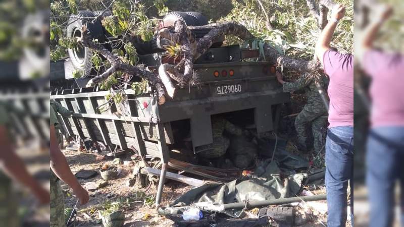 Vuelca camión del Ejército en Oaxaca: Tres soldados muertos y 35 heridos - Foto 0 