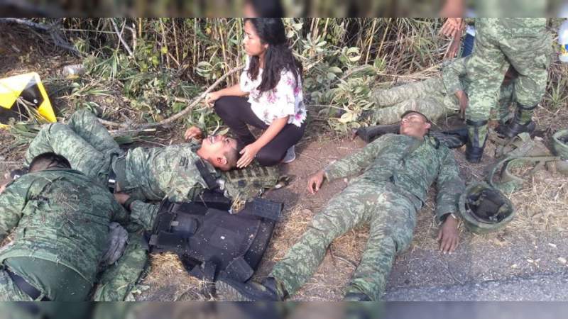 Vuelca camión del Ejército en Oaxaca: Tres soldados muertos y 35 heridos - Foto 2 