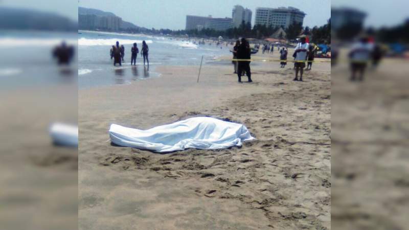 Hallan cuerpo flotando en una playa en Acapulco, Guerrero 