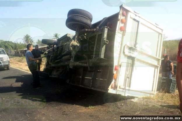 Vuelca camioneta que transportaba limón en Apatzingán, Michoacán - Foto 1 