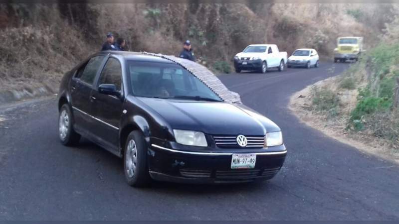 Ultiman a dos hombres a bordo de un auto en calles de Huitzuco, en Guerrero  