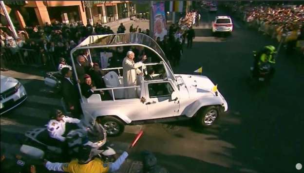 Papa Francisco inicia recorrido hacia Palacio Nacional - Foto 1 
