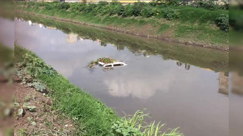 Mueren dos jóvenes al caer su auto a un canal, en Pajacuarán 