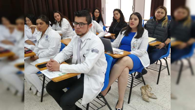 Pasantes de nutrición reciben carta de liberación de servicio social, en el Hospital General de Uruapan, Michoacán - Foto 1 