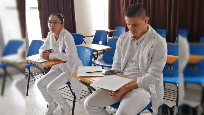 Pasantes de nutrición reciben carta de liberación de servicio social, en el Hospital General de Uruapan, Michoacán - Foto 2 