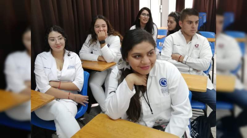 Pasantes de nutrición reciben carta de liberación de servicio social, en el Hospital General de Uruapan, Michoacán - Foto 3 