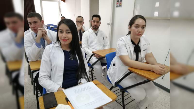 Pasantes de nutrición reciben carta de liberación de servicio social, en el Hospital General de Uruapan, Michoacán - Foto 4 