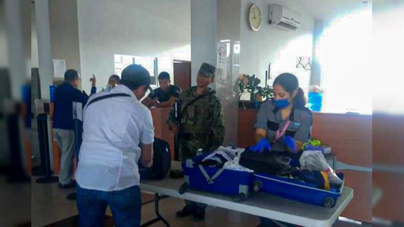 Aplican protocolos preventivos por coronavirus, en Aeropuerto de Lázaro Cárdenas 