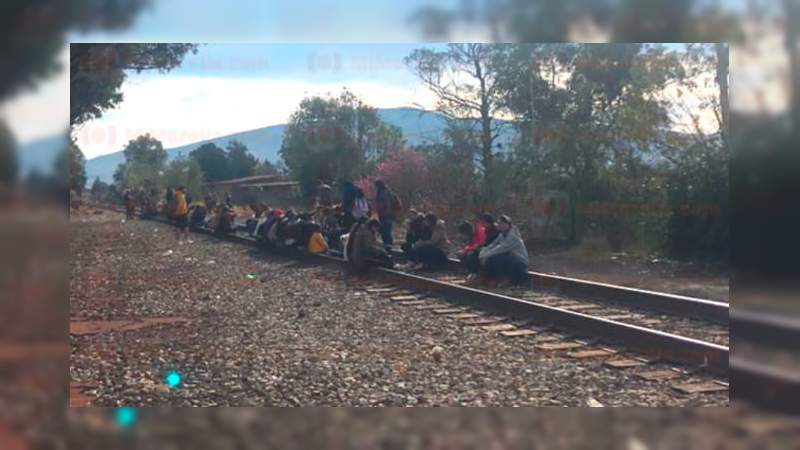 De nueva cuenta, normalistas bloquean las vías férreas en Tiripetío 
